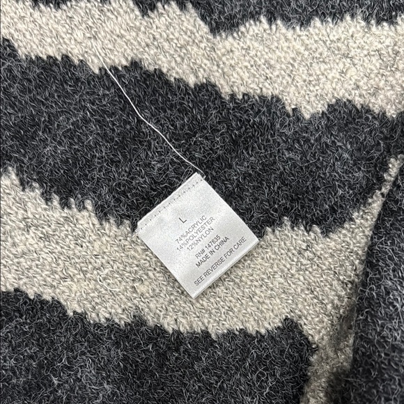 Romeo & Juliet Couture Black and Gray Artistic Shrug - Picture 4 of 4